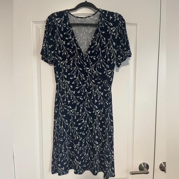 Dresses & Skirts - Hawthorne casual navy and white faux wrap dress